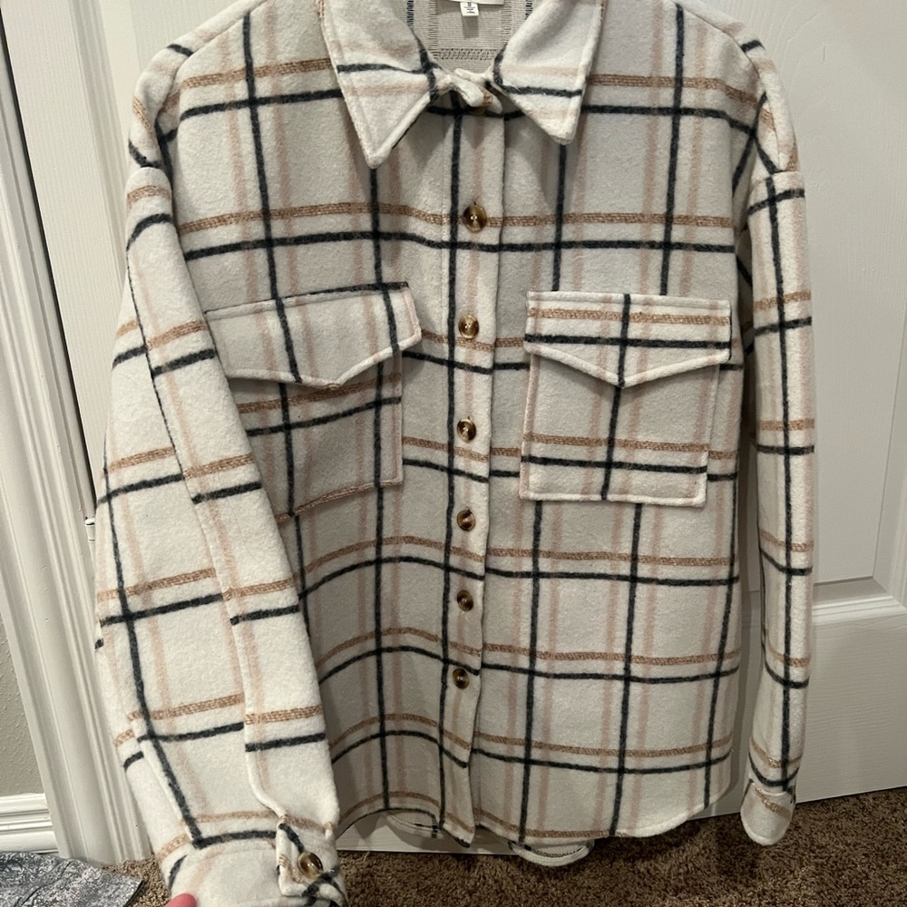 Like NEW Shacket. Purchased from Buckle, BKE Brand. Size SMALL.